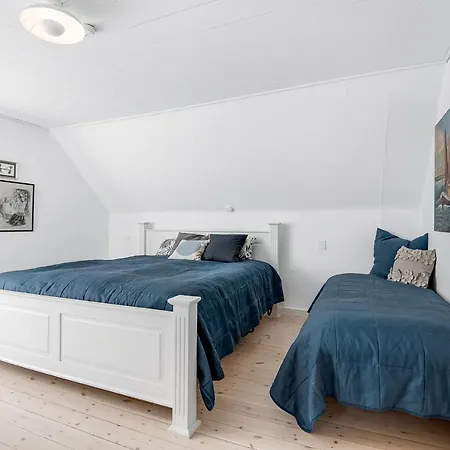 Teresas Skønne Gamle Fiskerhus I Klintholm Havn * Borre