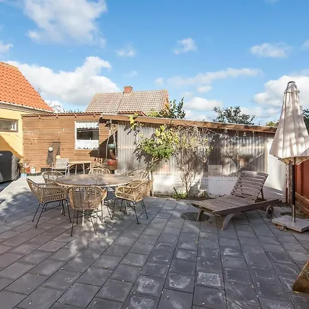 Teresas Skønne Gamle Fiskerhus I Klintholm Havn